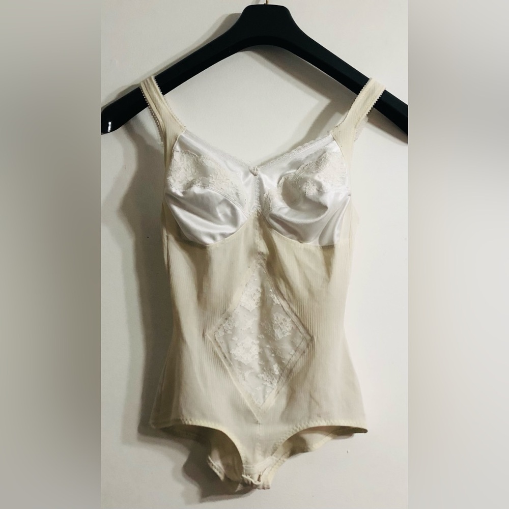 Women’s beige vintage body shaper: tummy control bottom snap buttons.M